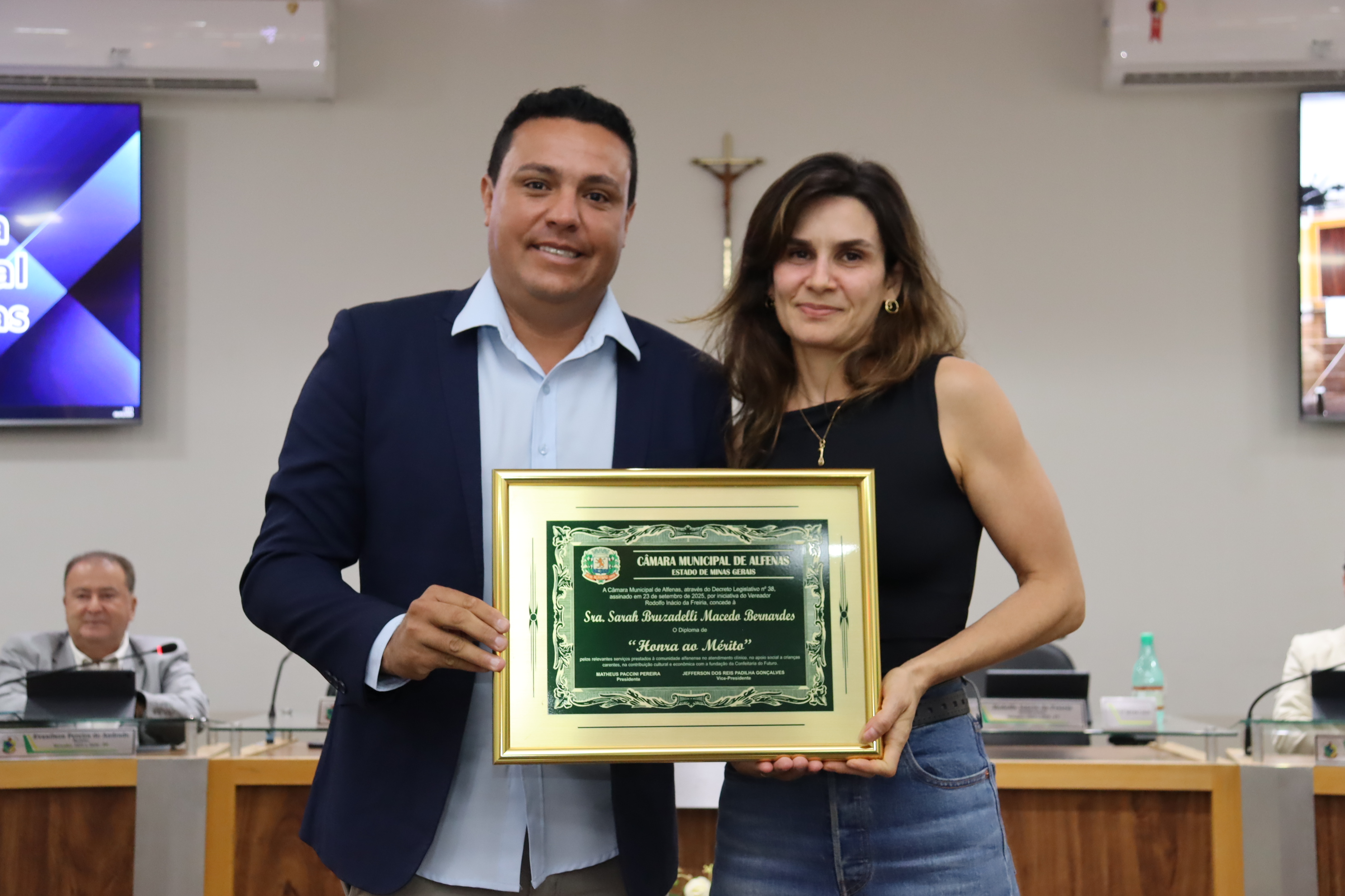 Sarah Bruzadelli recebe Diploma de Honra ao Mérito