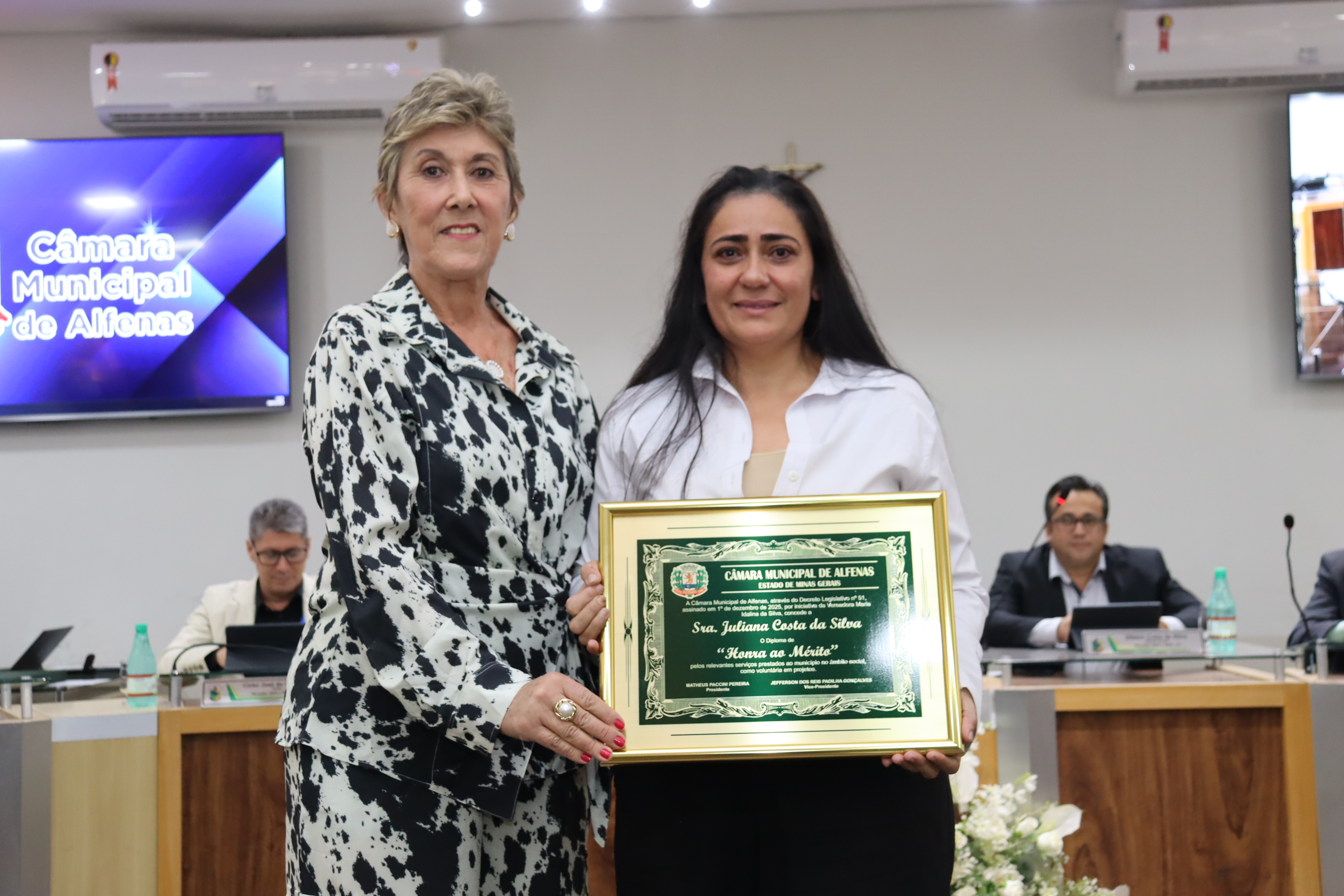 Juliana Costa recebe Diploma de Honra ao Mérito