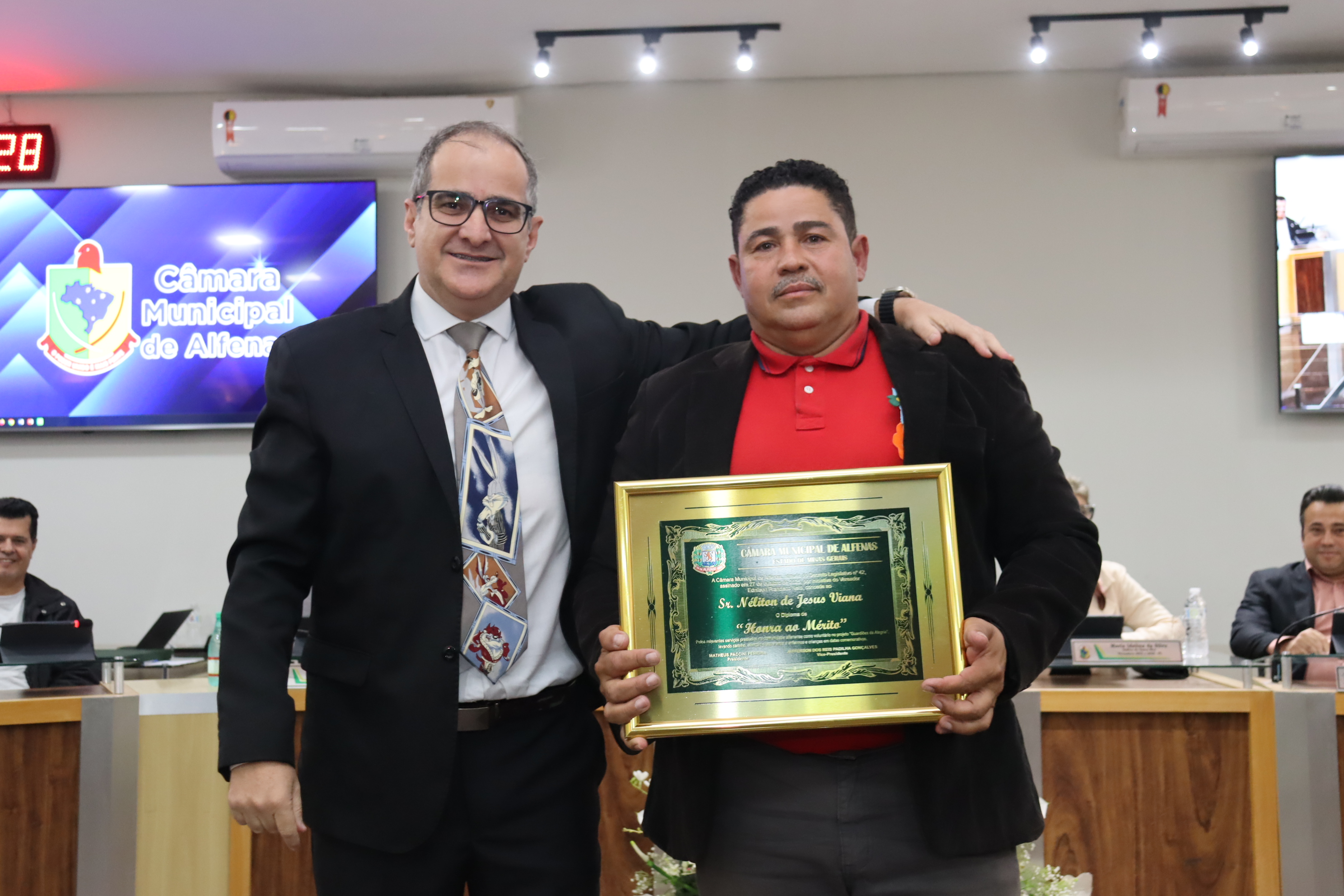 Néliton de Jesus Viana recebe Diploma de Honra ao Mérito