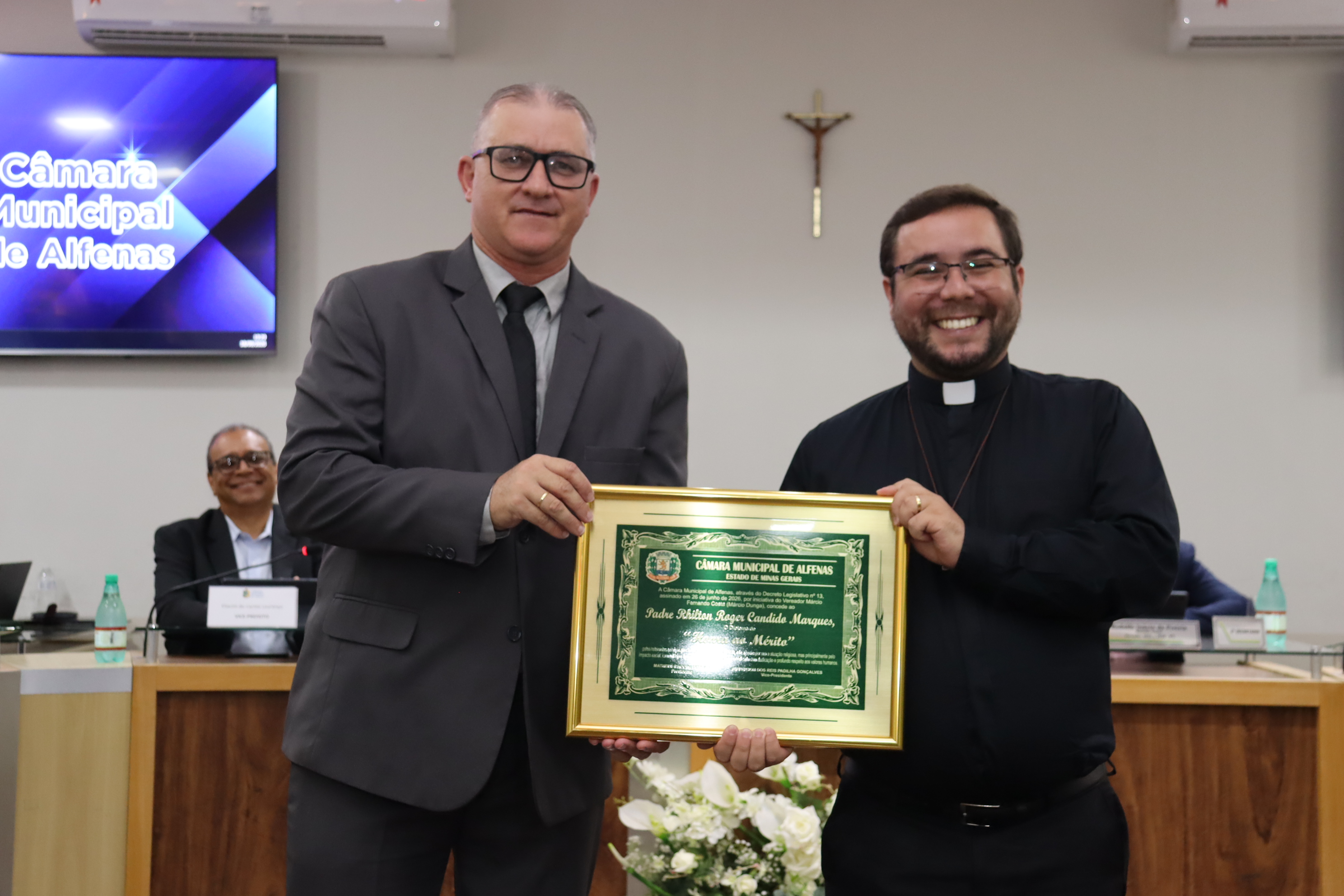 Padre Rhilton recebe Diploma de Honra ao Mérito