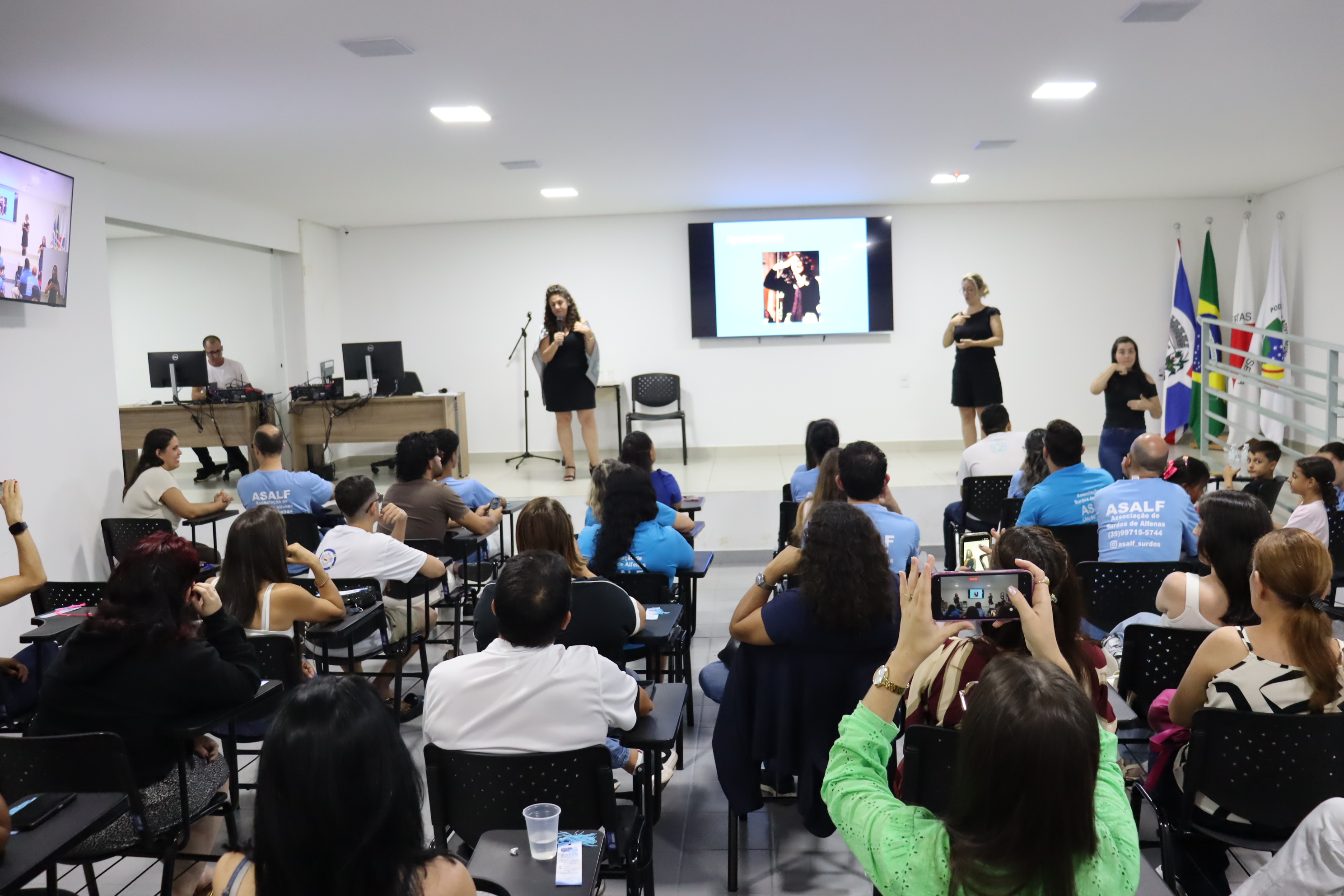 “Vozes Surdas na Câmara” reúne comunidade surda e público de Alfenas e região para palestra com Suel