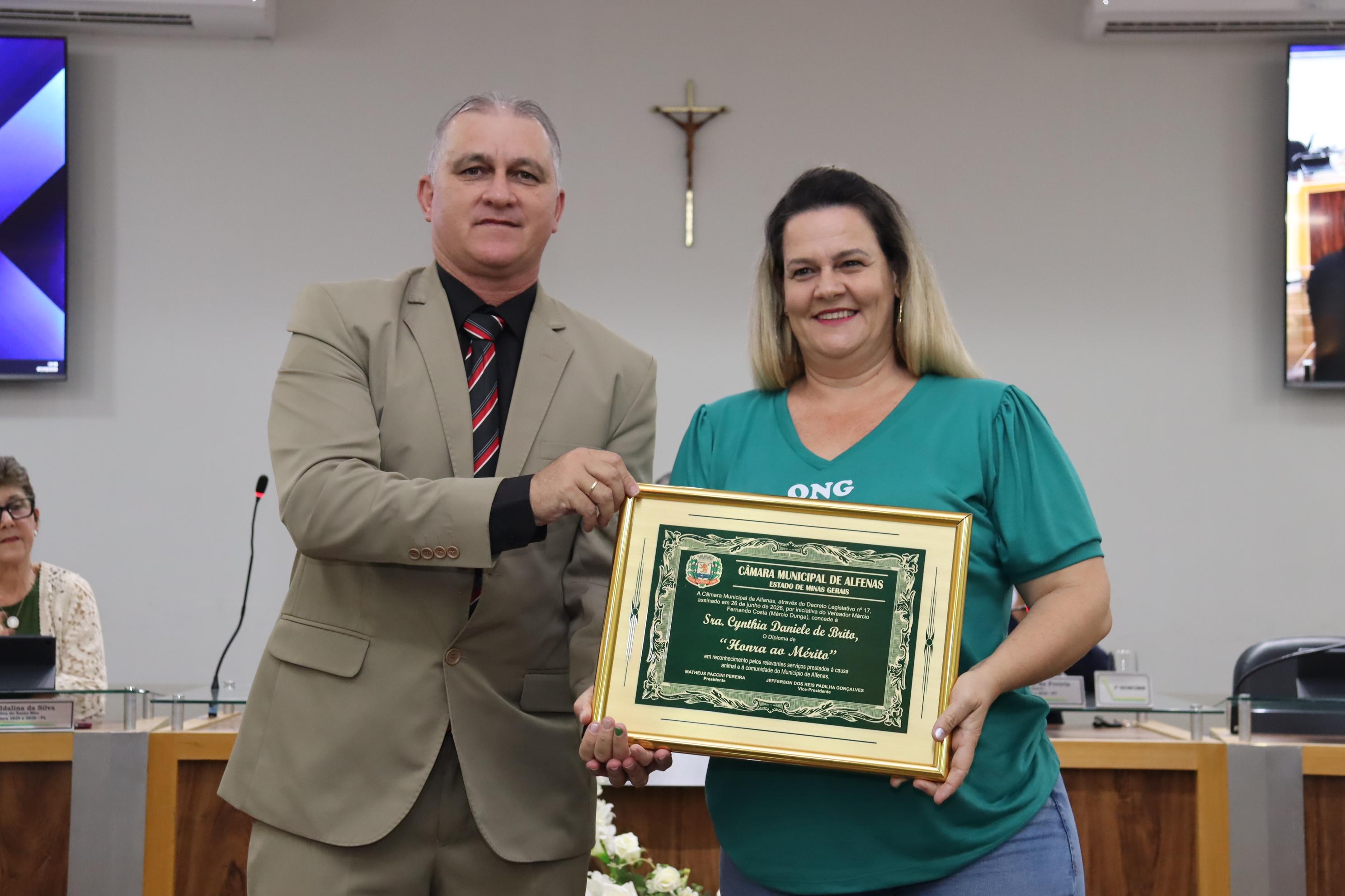 Cynthia Daniele de Brito recebe Diploma de Honra ao Mérito