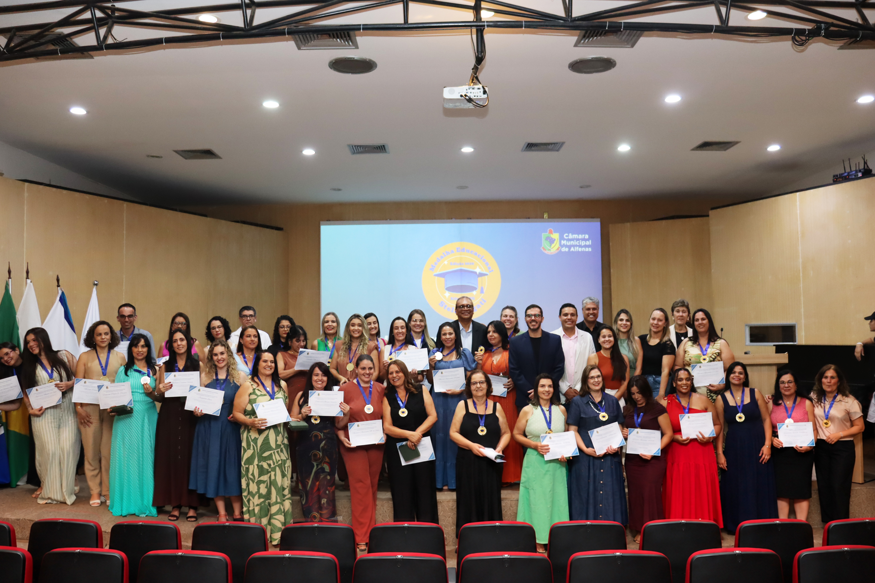 Câmara de Alfenas homenageia educadores da rede pública com a Medalha Educacional Stela Rogatti