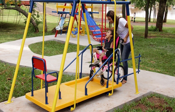 Projeto para equipar parques com brinquedos adaptados é aprovado em primeiro turno