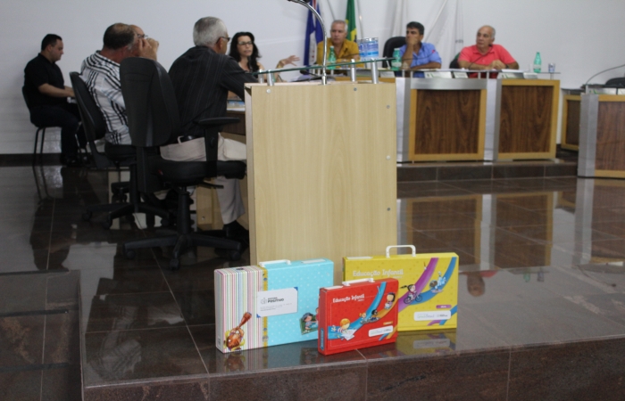 Projetos aprovados em primeiro turno e questionamentos de Vereadora
