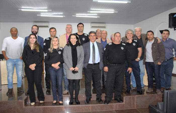 Homenagem aos Policiais Civis e grande volume de indicações em Reunião Ordinária