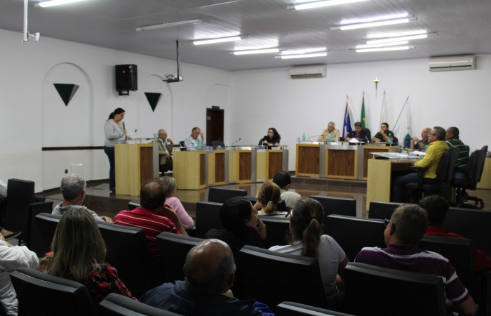 Vários problemas no cemitério municipal são questionados em reunião