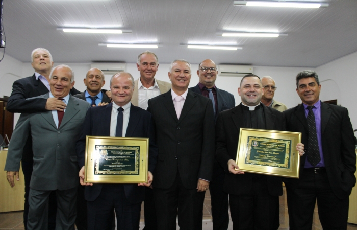 Padre Waldemilson entrega homenagens a Padre Weberton e Valmir Rodrigues