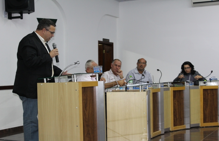 Comissão para normatização dos serviços de cemitérios e Tribuna Livre com alunos do curso de Direito