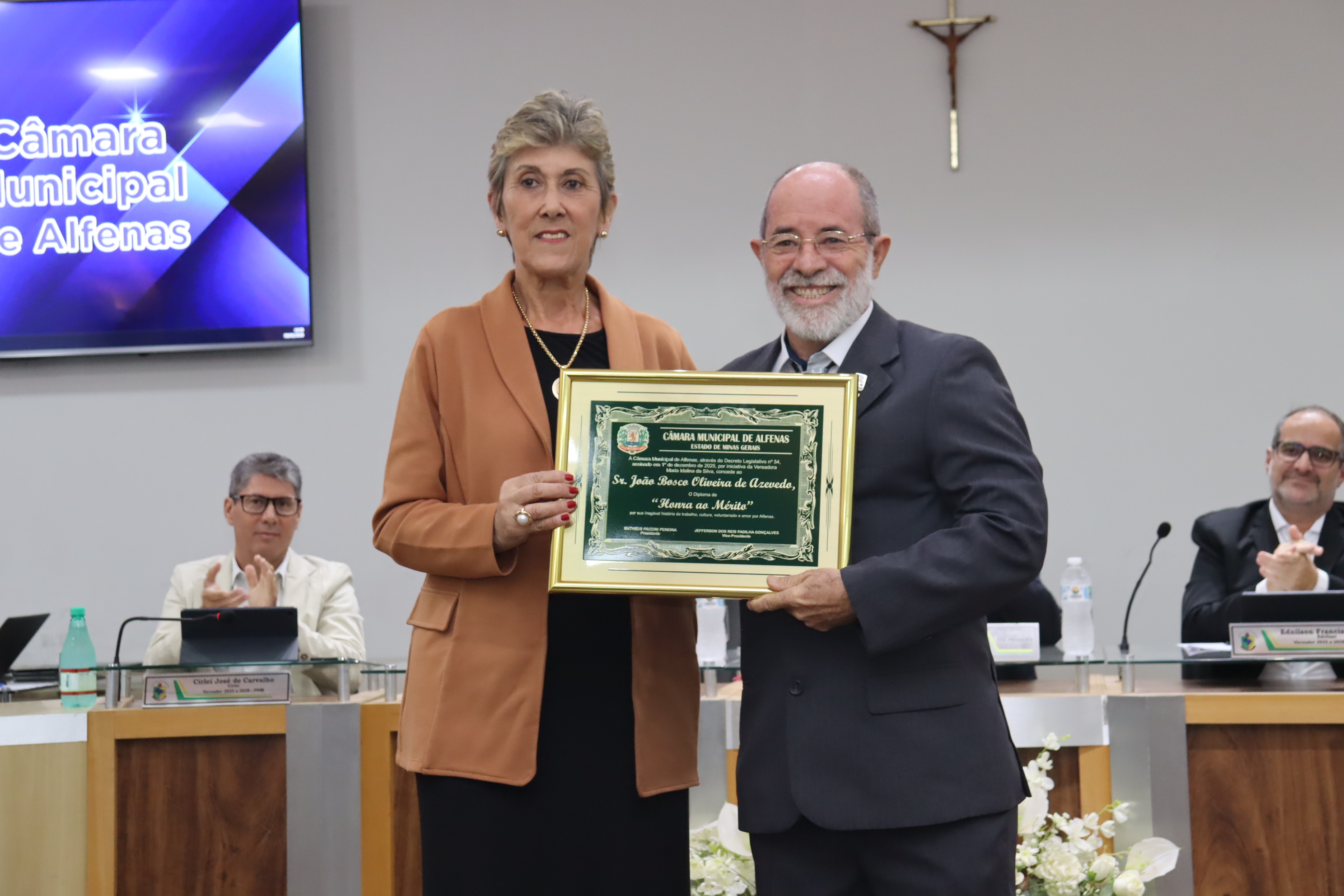 Homenagem foi entregue pela Vereadora Idalina